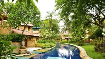 Piscine extérieure, chaises longues