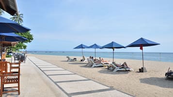 Bar tepi kolam renang