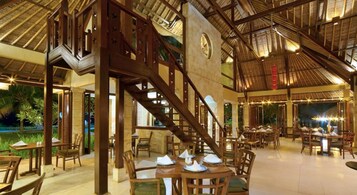 3 restaurantes, se sirve desayuno 