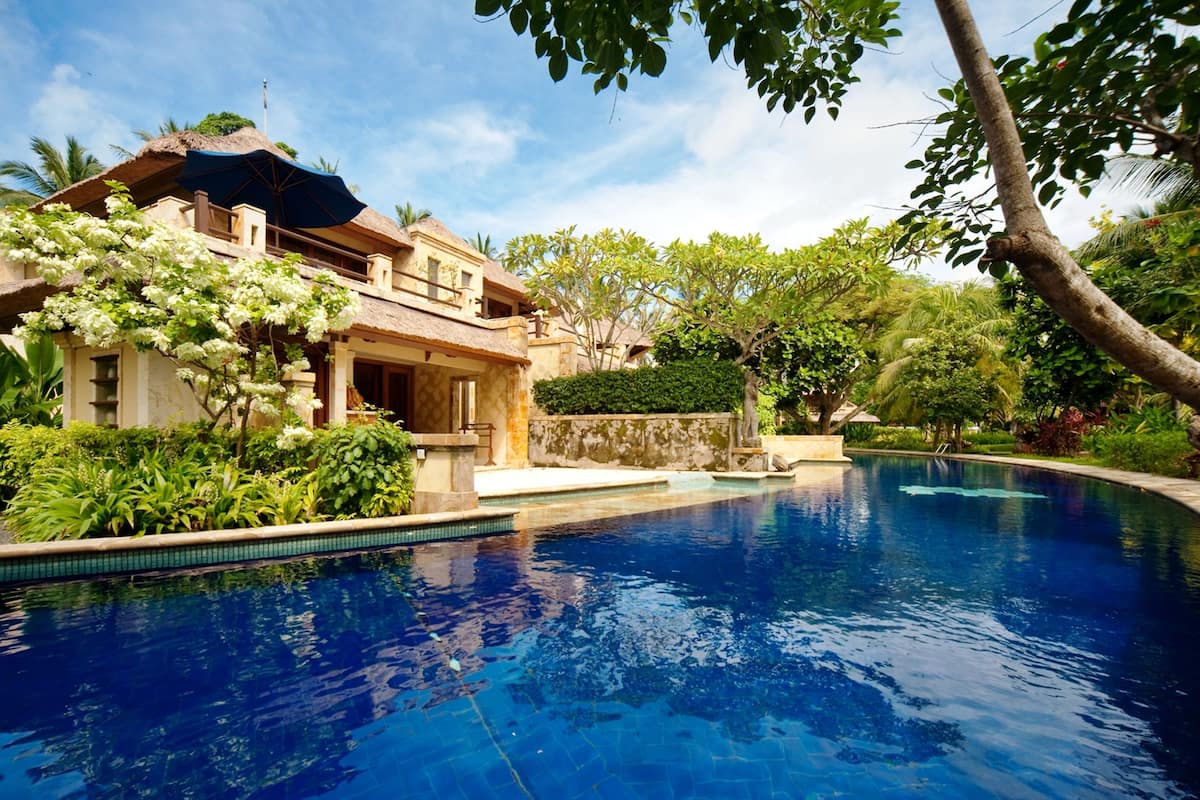 เครื่องนอนระดับพรีเมียม, มินิบาร์, ตู้นิรภัยในห้องพัก, โต๊ะทำงาน