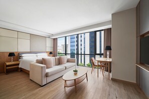 Club Studio, 1 King Bed, City View | Hypo-allergenic bedding, minibar, in-room safe, desk