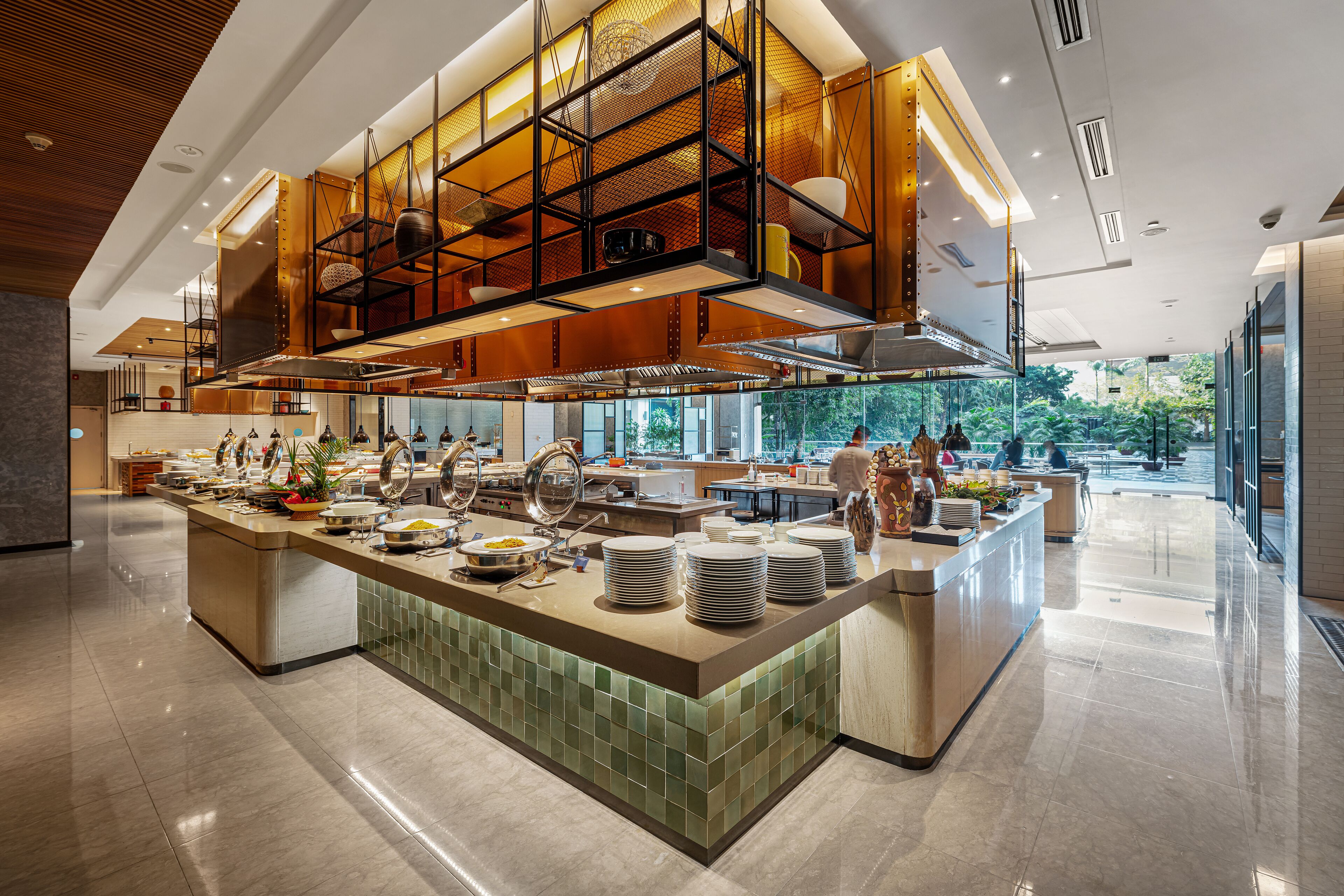 Phục vụ bữa sáng, món ăn mang phong cách quốc tế, nhìn ra vườn 