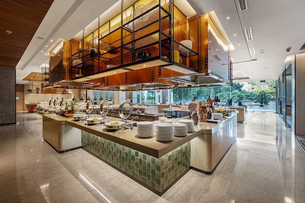 Breakfast, lunch, dinner served; international cuisine, garden views