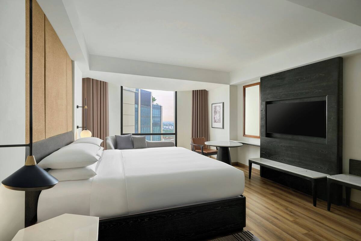 Club Room, 1 King Bed, City View | View from room