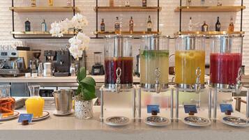 Un espace bar équipé de plusieurs distributeurs de boissons, d’une machine à café et d’une variété de bouteilles disposées sur des étagères à l’arrière-plan.