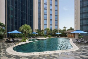 Piscina all'aperto, lettini