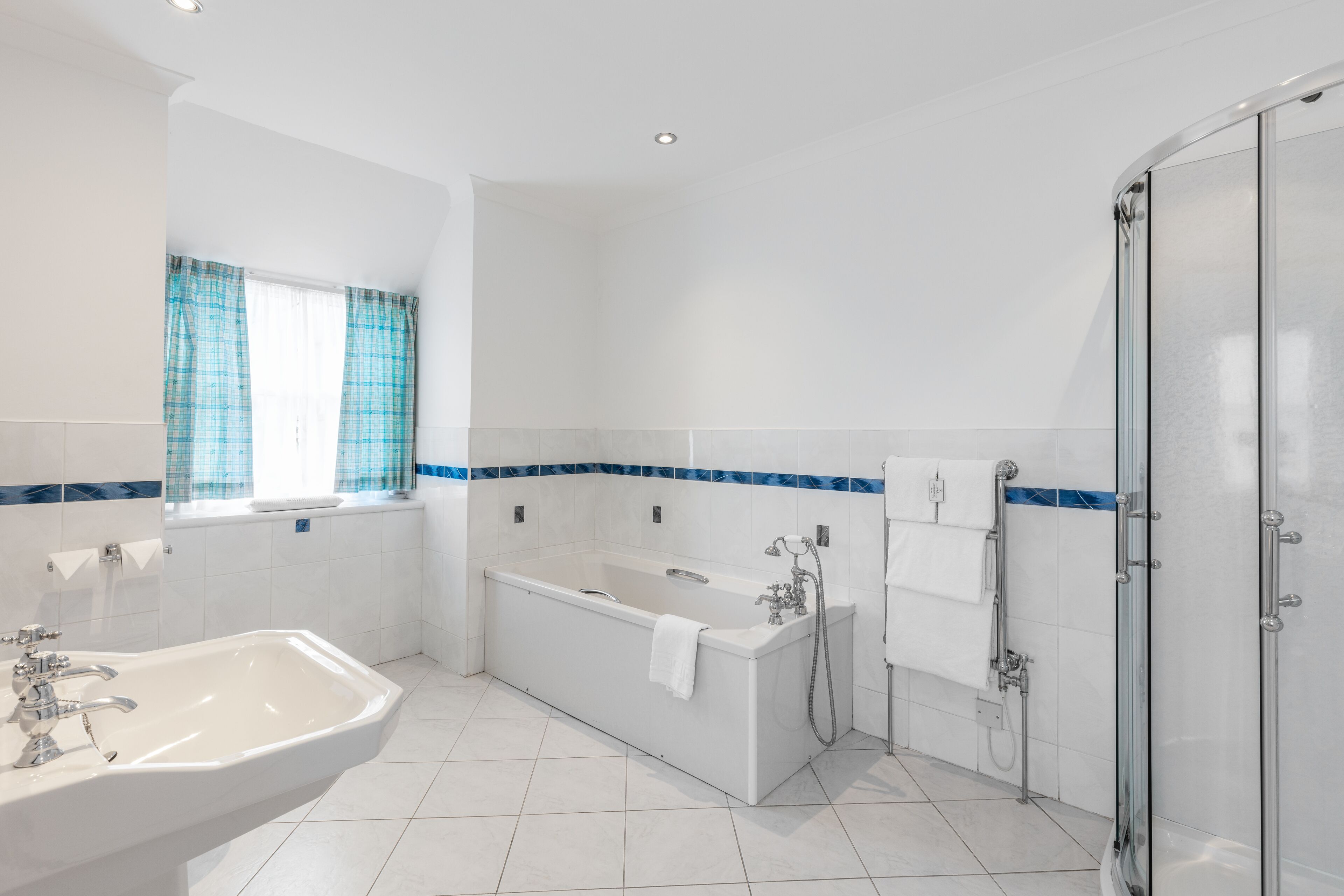 combined shower/bathtub, free toiletries, hair dryer, towels