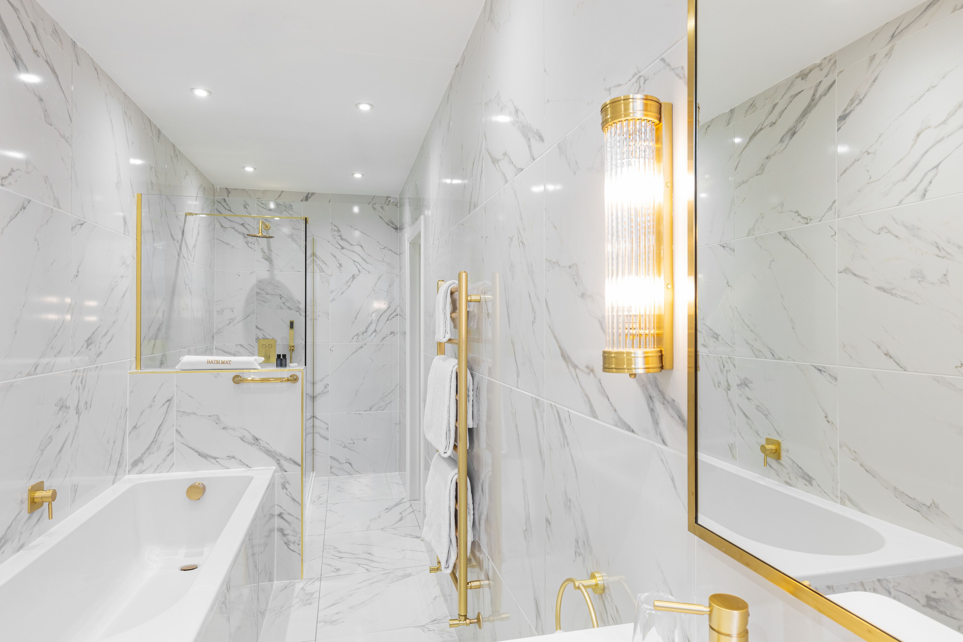 deluxe family room | bathroom | combined shower/bathtub, free toiletries, hair dryer, towels