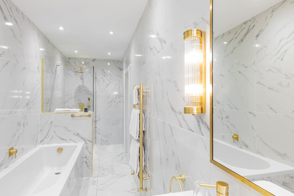 deluxe family room | bathroom | combined shower/bathtub, free toiletries, hair dryer, towels