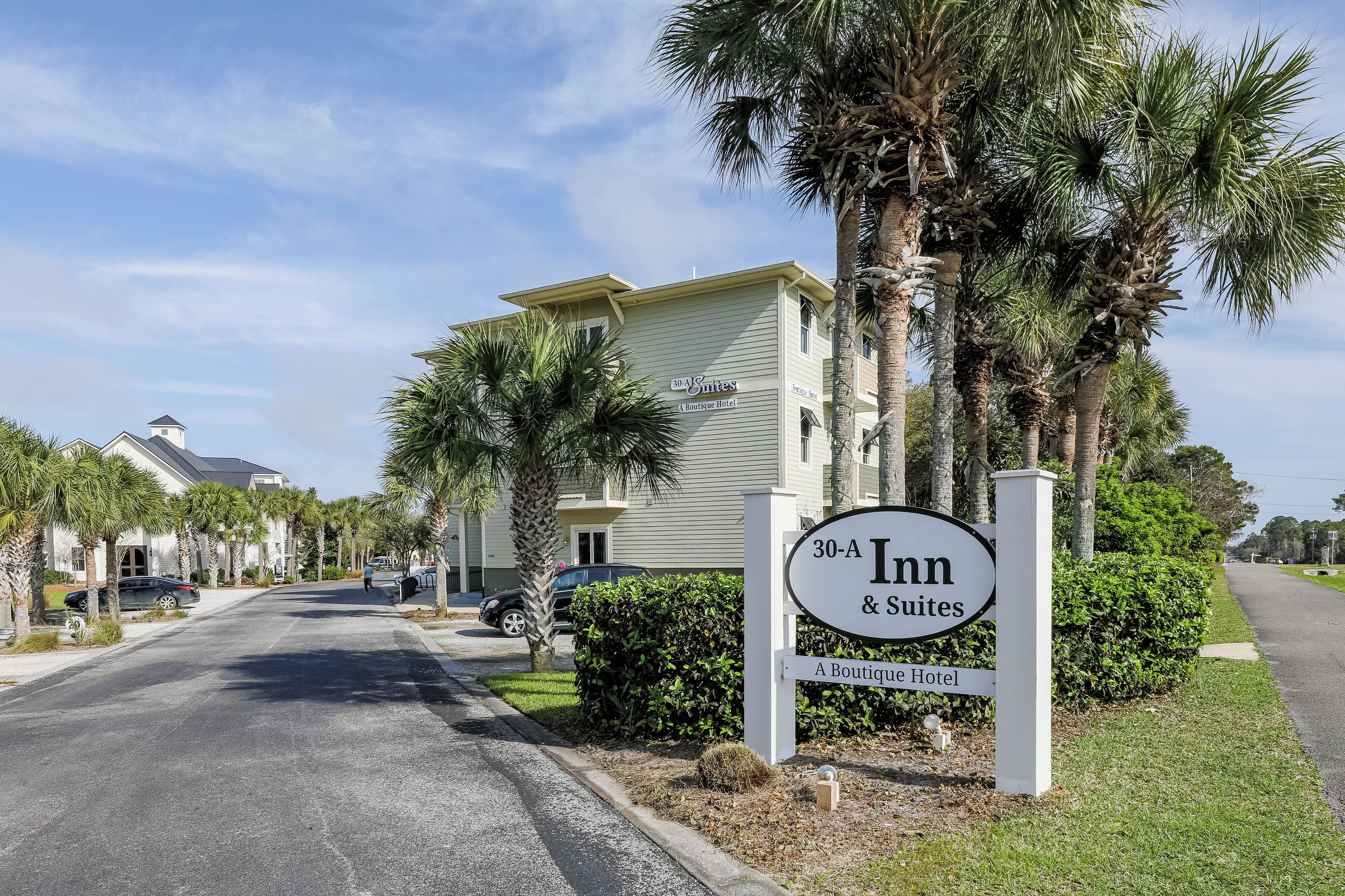 Letrero de hotel para '30-A Inn & Suites' con la etiqueta de hotel boutique.