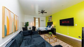 Queen Studio, Non Smoking, Refrigerator & Microwave, Kitchenette