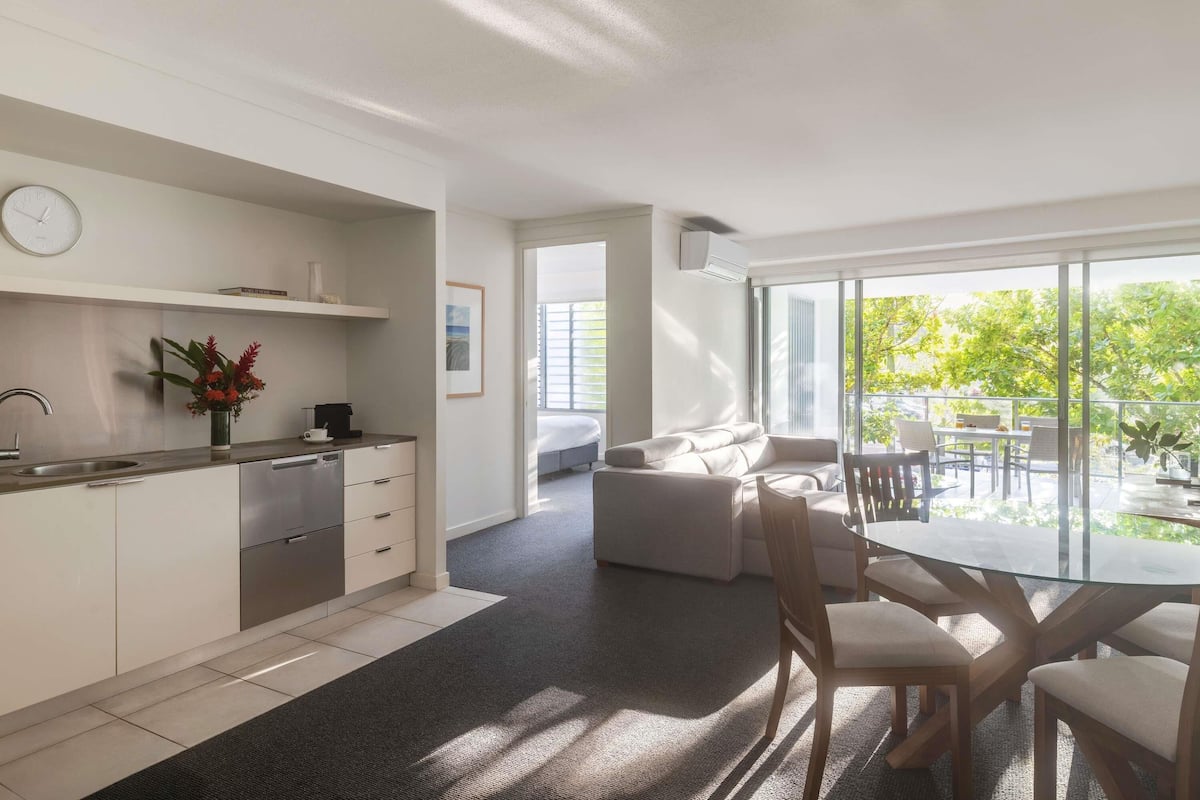 Apartamento, 1 quarto | Cofres nos quartos, individualmente mobiliados