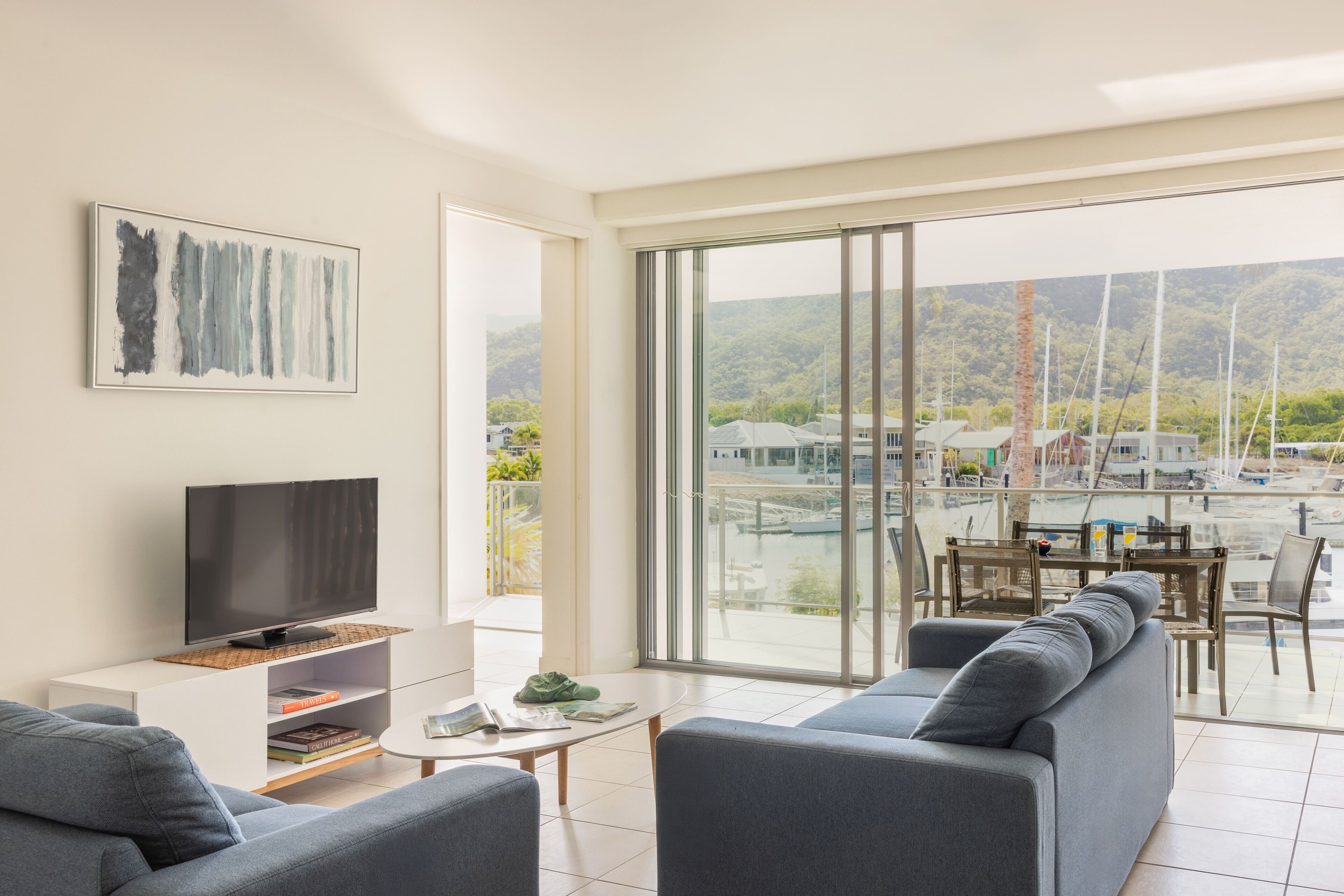 Habitación, 3 habitaciones | Zona de estar | Una televisión de pantalla plana, un reproductor de DVD