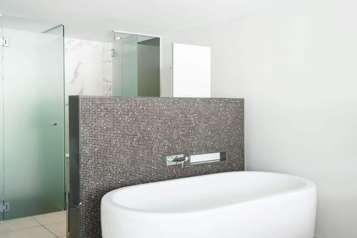 Caja de seguridad en la habitación y muebles diferentes