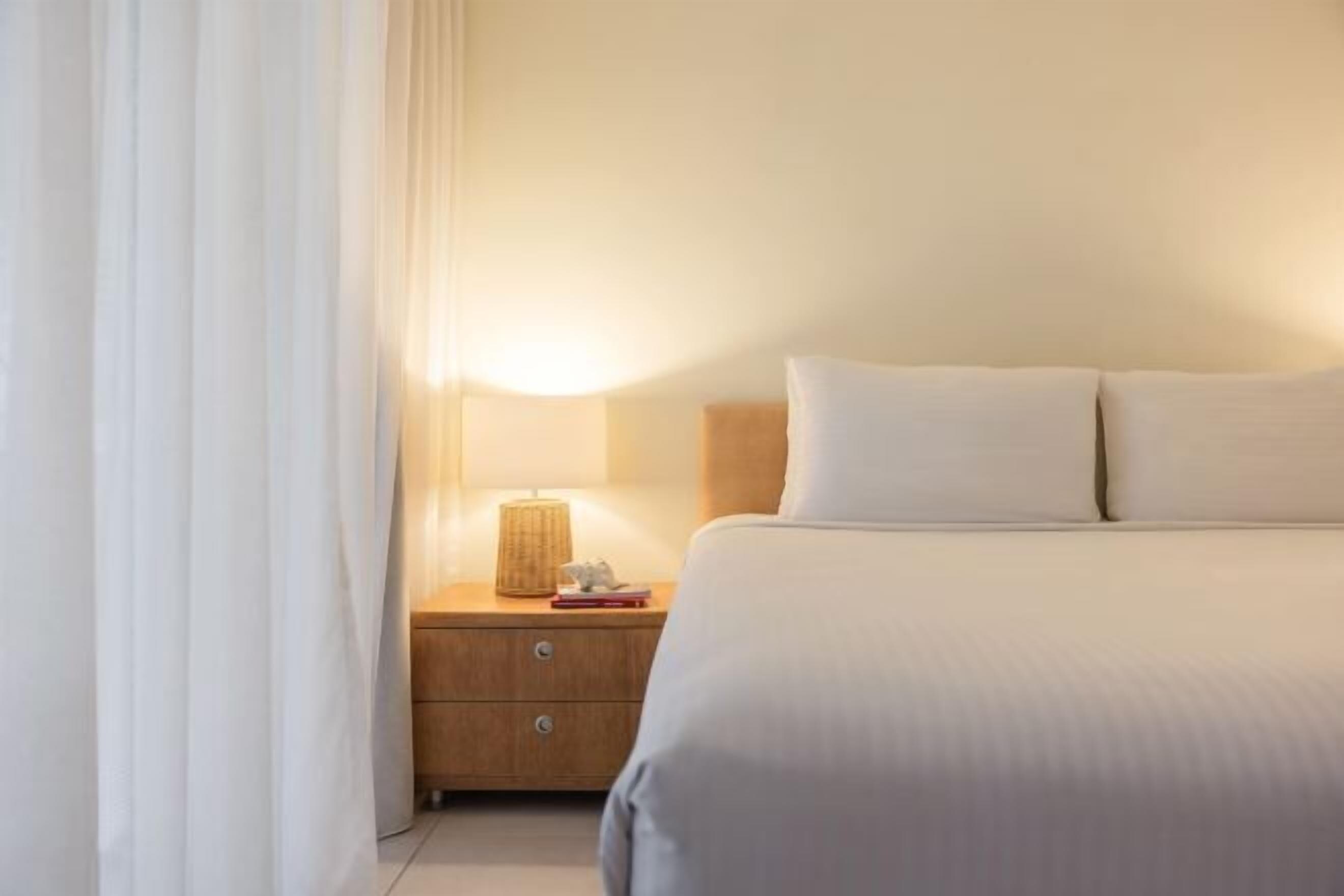 Caja de seguridad en la habitación y muebles diferentes 