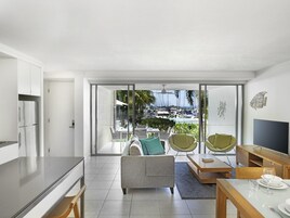 Caja de seguridad en la habitación y muebles diferentes 