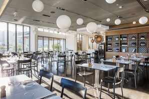 Petit déjeuner, déjeuner et dîner servis sur place