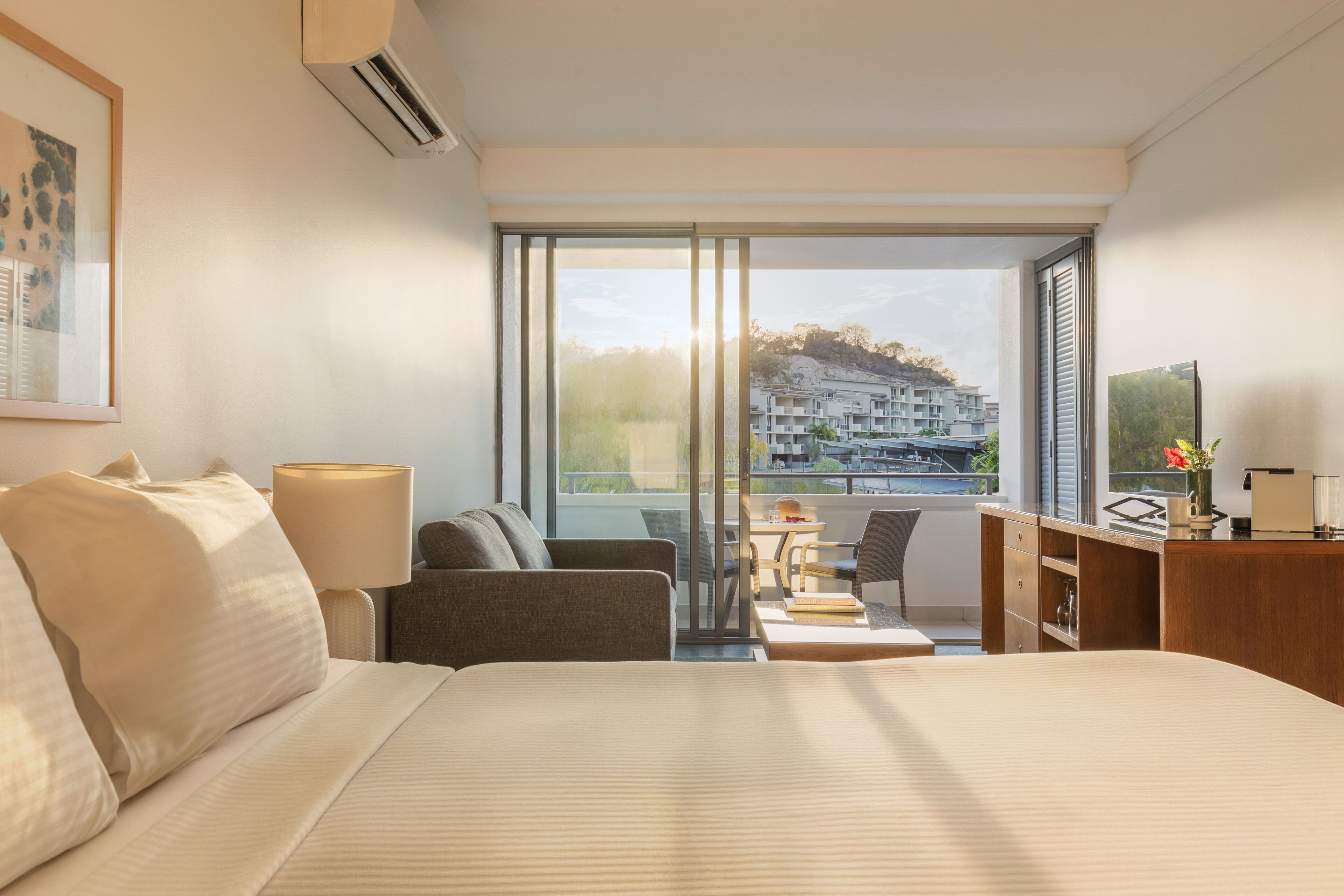 Habitación | Zona de estar | Una televisión de pantalla plana, un reproductor de DVD