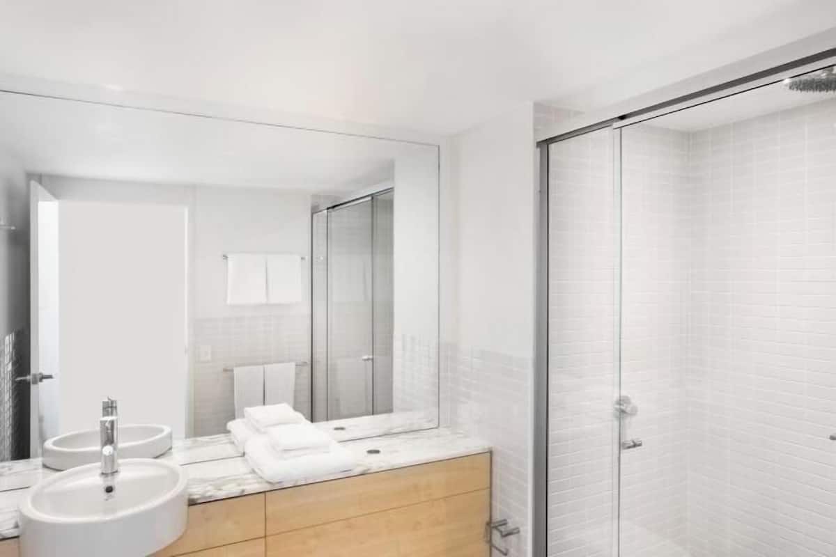 Salle de bain | Douche, articles de toilette gratuits, sĂšche-cheveux
