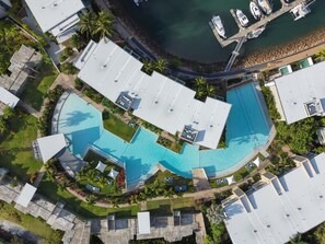 2 piscines extérieures