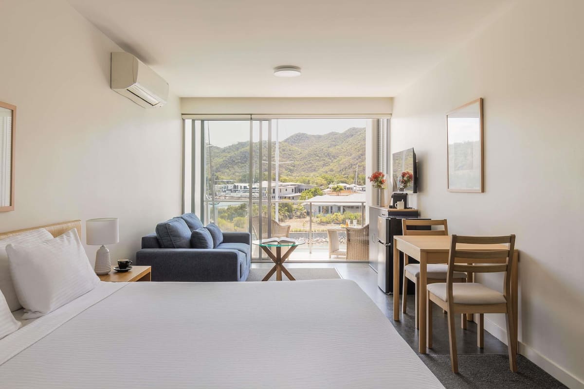 Una cassaforte in camera, con arredamento individuale