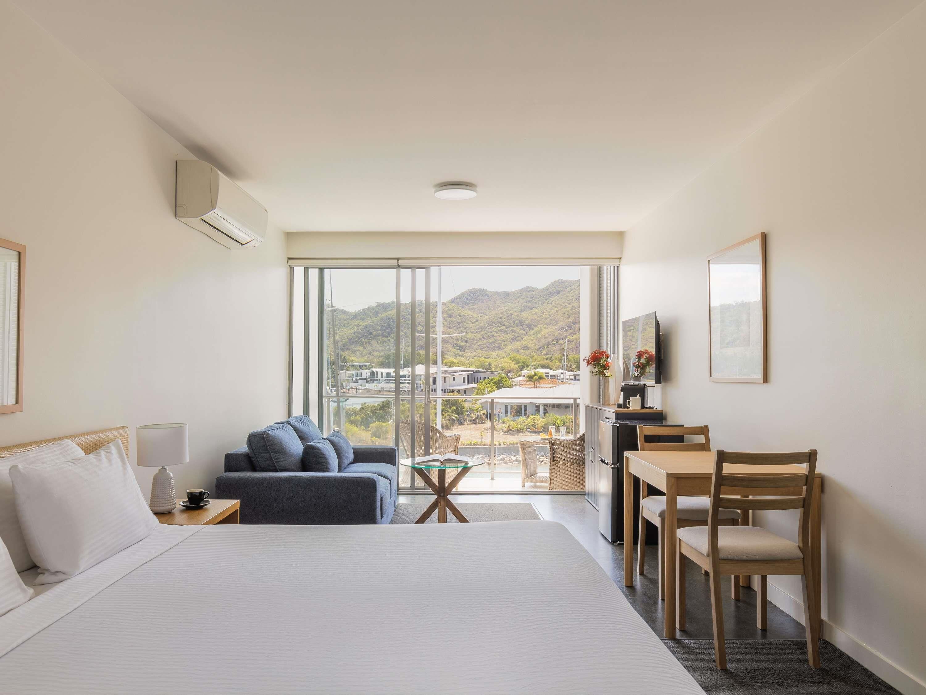 Caja de seguridad en la habitación y muebles diferentes 