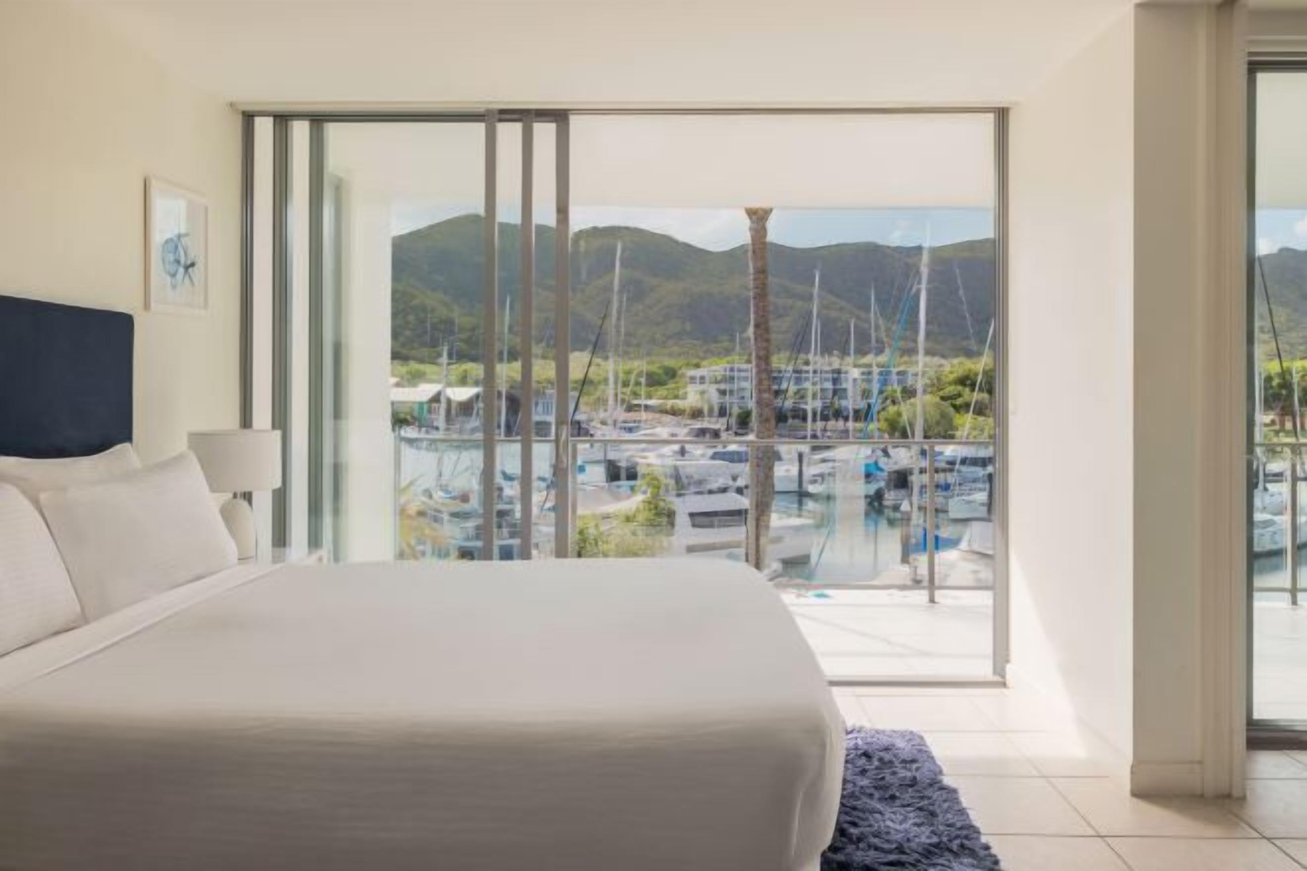 Caja de seguridad en la habitación y muebles diferentes 