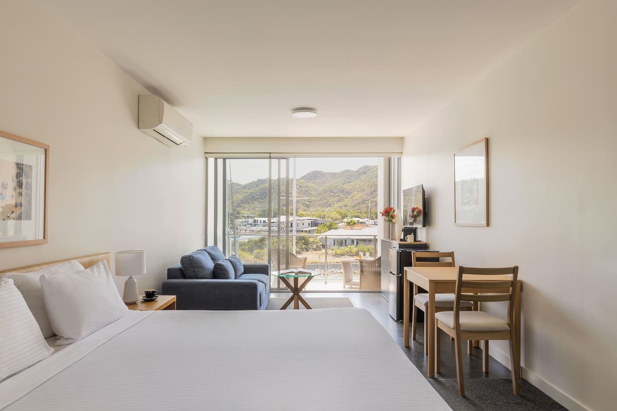 Superior Room (Hotel) | Living area | Flat-screen TV, DVD player