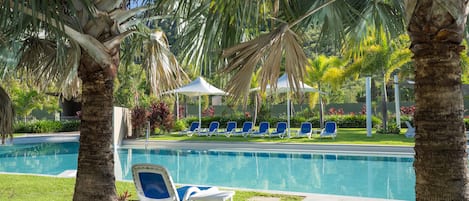 2 piscines extérieures