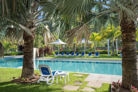 2 outdoor pools
