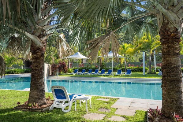 2 outdoor pools