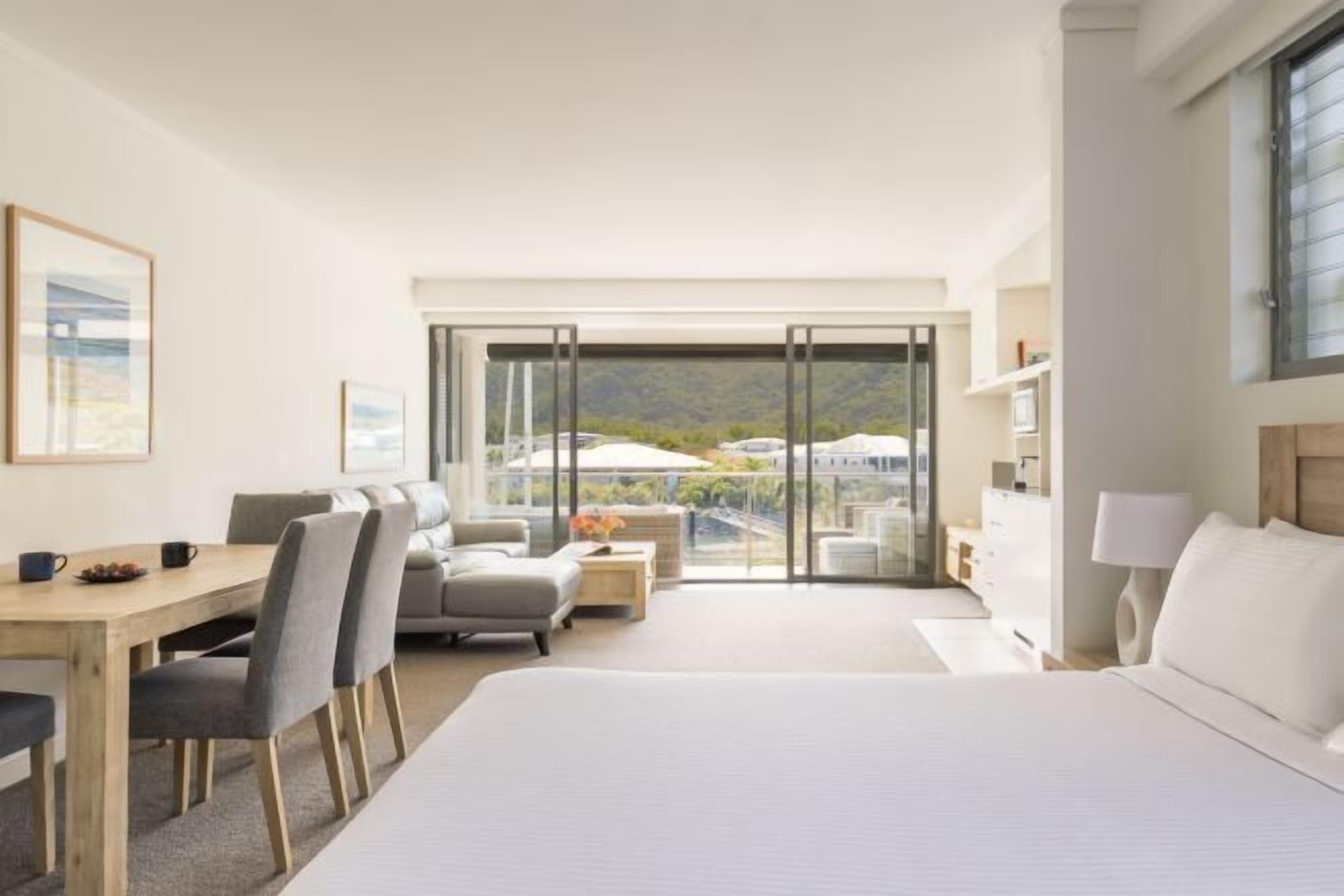 Caja de seguridad en la habitación y muebles diferentes 