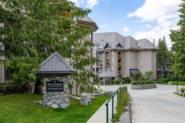 Un bâtiment avec une enseigne en pierre portant l’inscription « The Marquise », situé au 4809, Spearhead Drive.