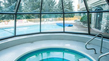 Indoor spa tub