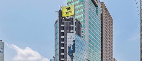 Um edifício alto com uma placa de destaque que celebra o 10º aniversário do check-in.