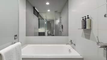 Deluxe Suite, 1 Double Bed | Bathroom | Shower, hair dryer, towels, shampoo