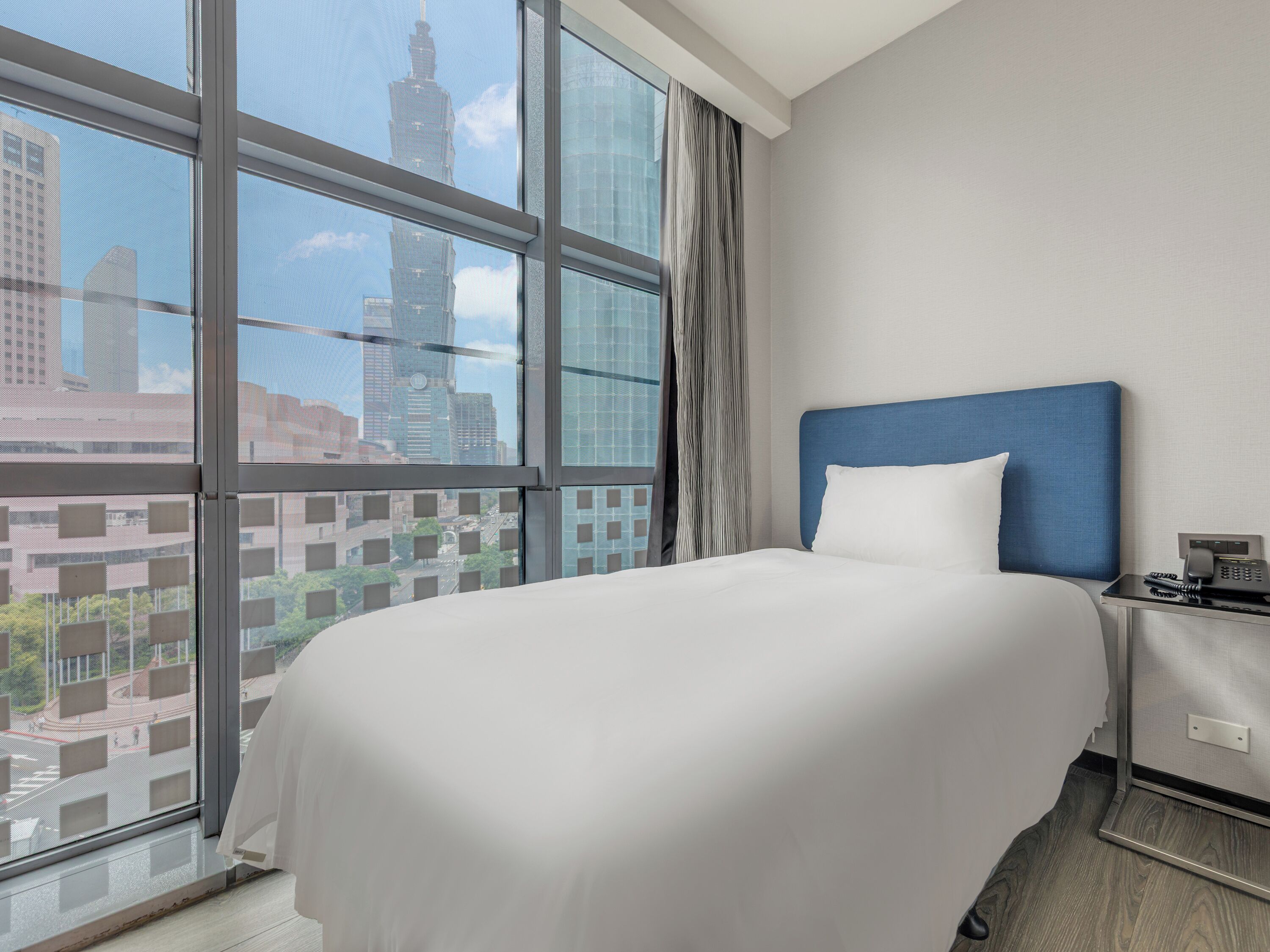 Deluxe Twin Room | In-room safe, desk, laptop workspace, iron/ironing board