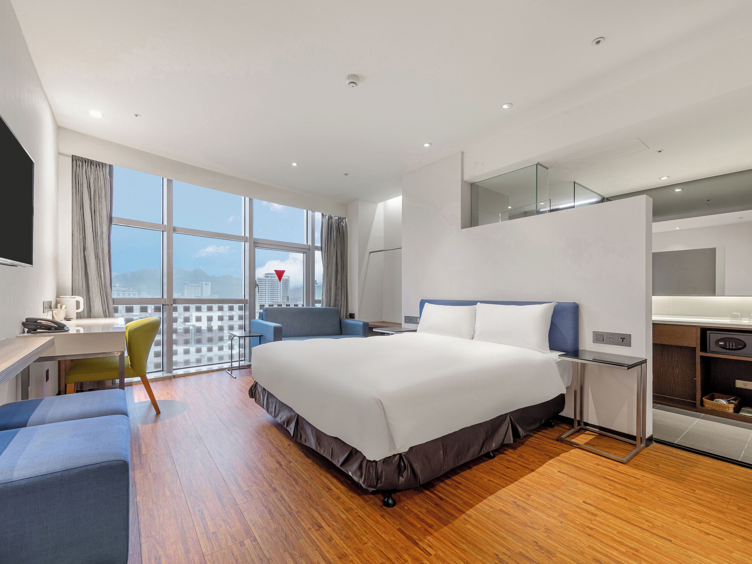 Deluxe Suite, 1 Double Bed | In-room safe, desk, laptop workspace, iron/ironing board