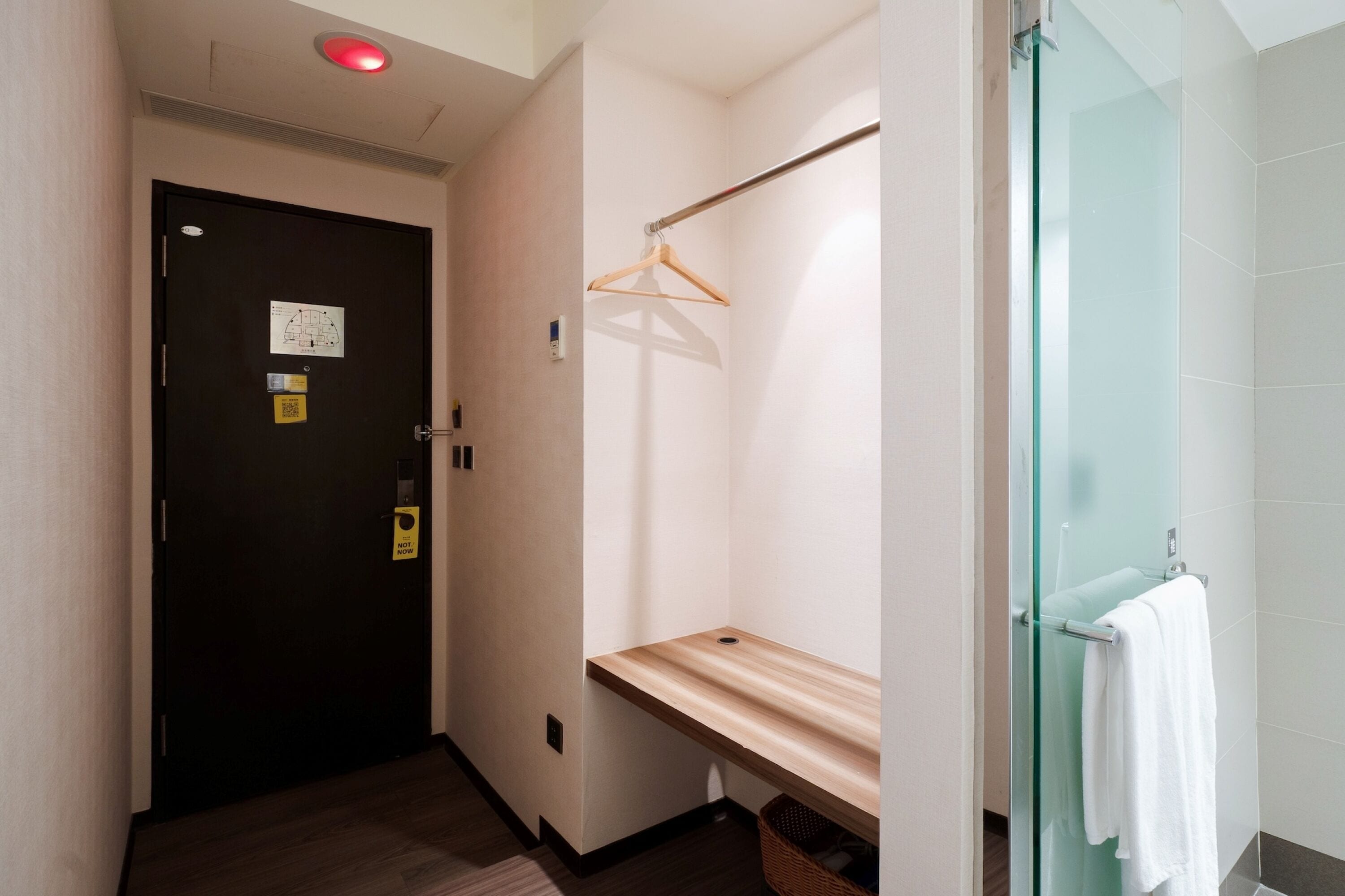 标准双人房-无窗 | 客房内保险箱、办公桌、笔记本电脑工作区、熨斗/熨板