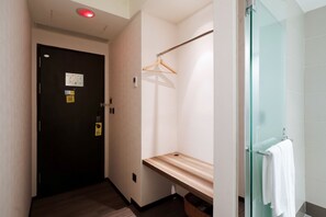 Dobbeltrom – standard, ingen vinduer | Safe på rommet, skrivebord og skrivebord for bærbar PC