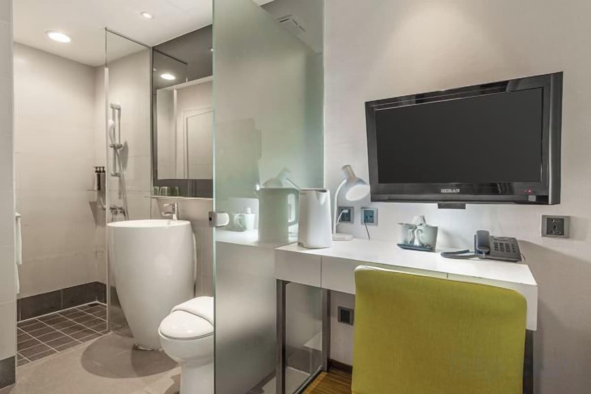 Bathroom | Shower, hair dryer, towels, shampoo