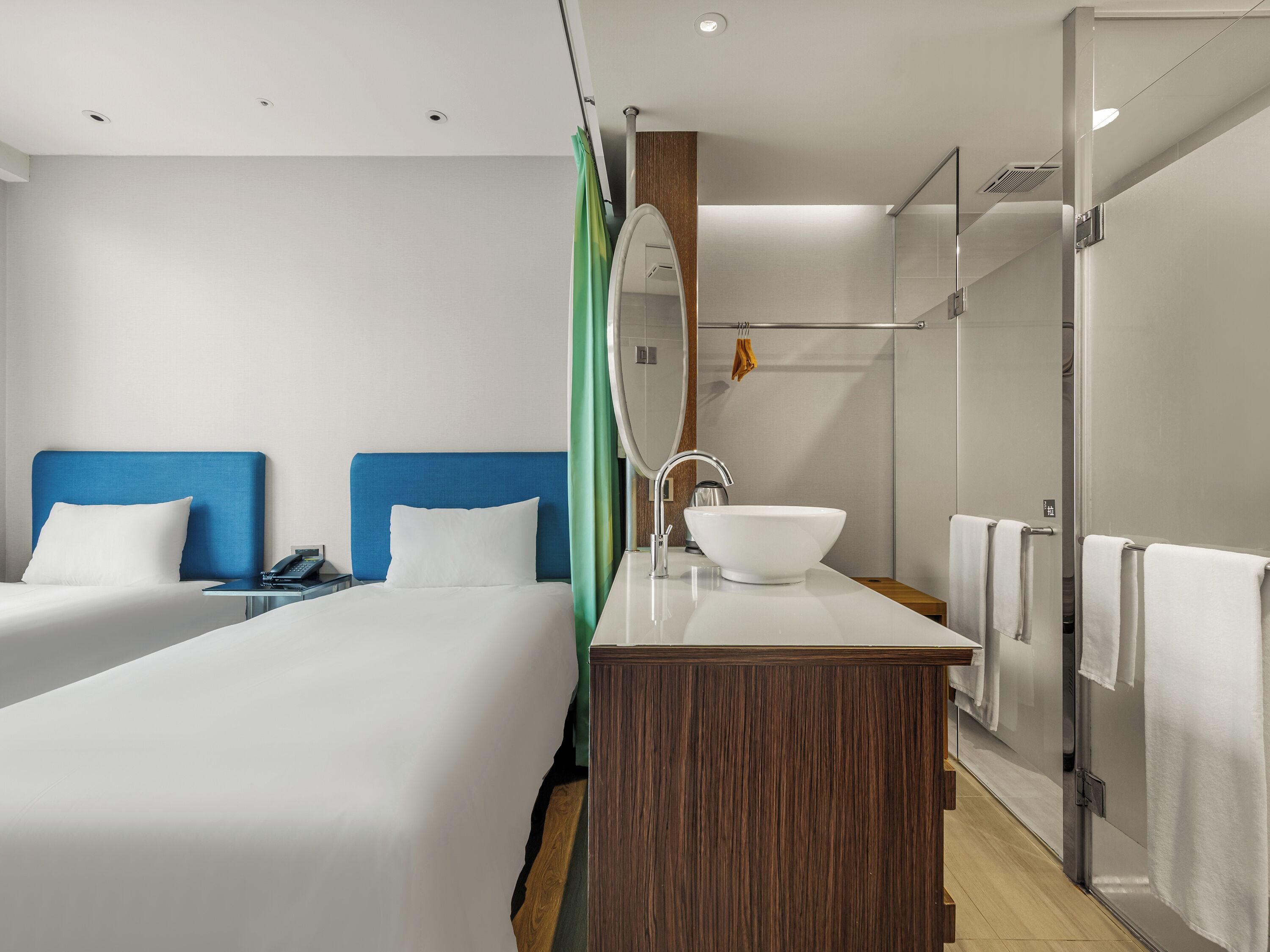 Kamar Twin Deluks | Brankas, meja kerja, ruang kerja ramah laptop, dan setrika/meja setrika