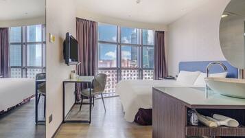 Quarto casal luxo | Cofres nos quartos, escrivaninha, espaço de trabalho para notebook