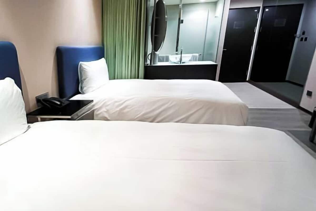 1 bedroom, in-room safe, desk, laptop workspace