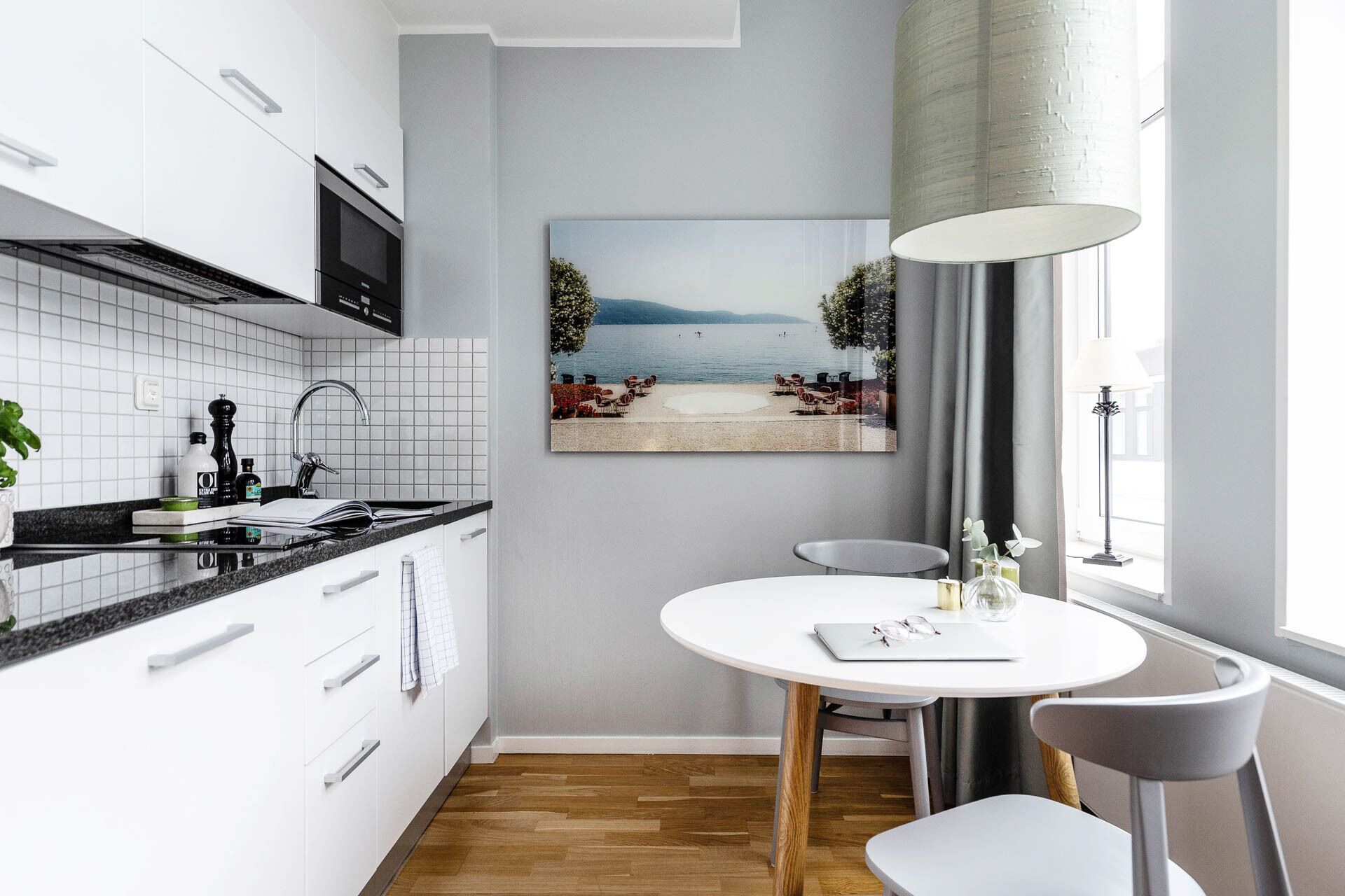 Studio Small | Cuisine privée | Réfrigérateur, four à micro-ondes, un four, surface de cuisson