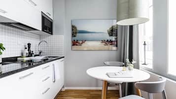 Studio Small | Cuisine privée | Réfrigérateur, four à micro-ondes, un four, surface de cuisson