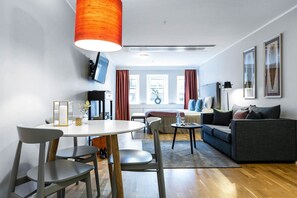 Studio Large | Pillowtop beds, blackout drapes, iron/ironing board, free WiFi - Biz Apartment Gärdet (Stockholm)