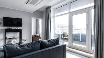Standard-Apartment, 1 Schlafzimmer, Terrasse | Wohnzimmer | 32-Zoll-LCD-Fernseher mit Kabelempfang, Fernseher