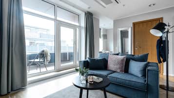 Standard-Apartment, 1 Schlafzimmer, Terrasse | Wohnzimmer | 32-Zoll-LCD-Fernseher mit Kabelempfang, Fernseher