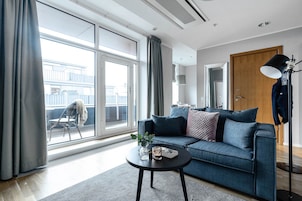 Apartamento estándar, 1 habitación, terraza | Sala de estar | Televisión LCD de 32 pulgadas con canales por cable, una televisión